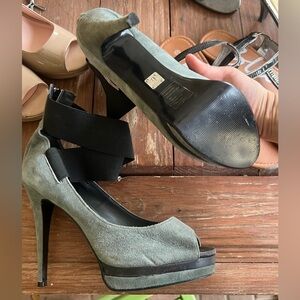 Bakers gorgeous suede leather peep toe stiletto heels